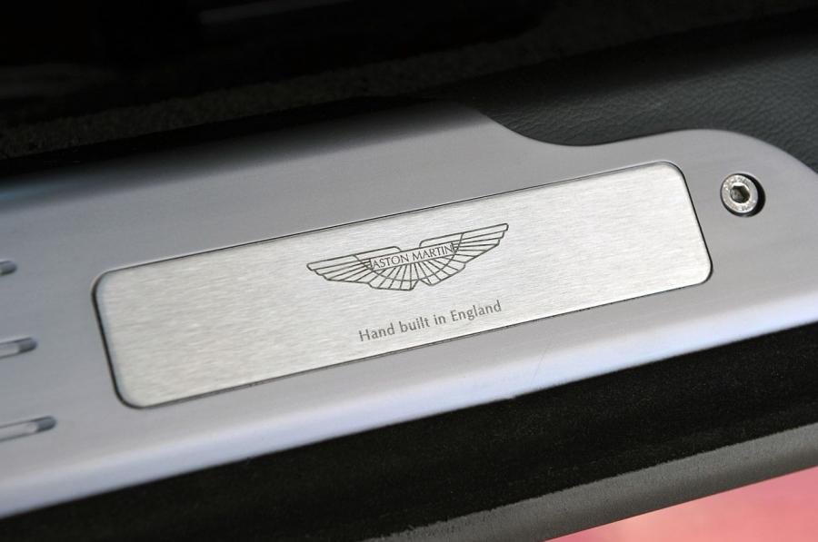 Логотип Aston Martin Rapide S 2013 года  (NA) (фото 25 из 94)